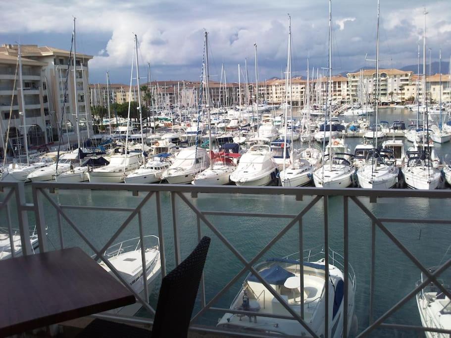 Port Frejus Cap Hermes Vue Mer Et Port Pieds Dans L'Eau Piscine Pkg Luaran gambar