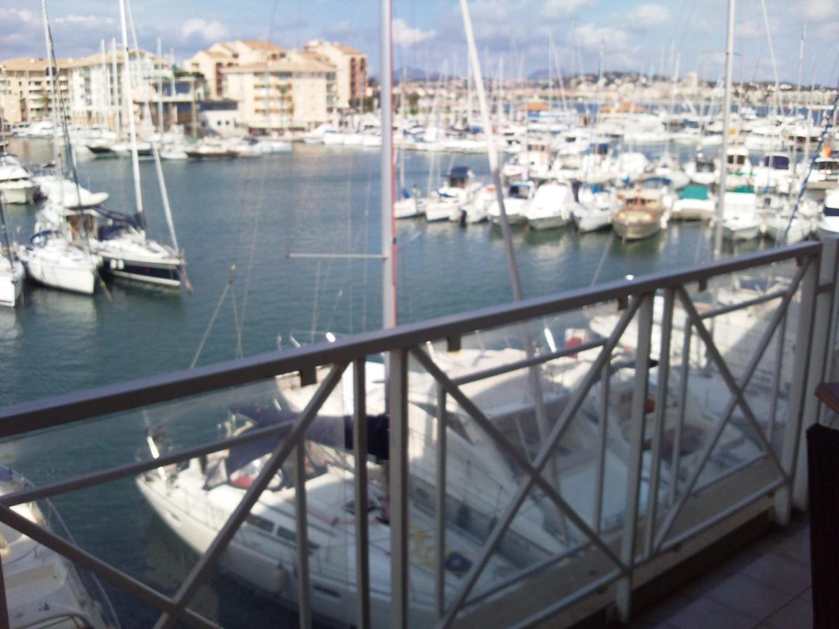 Port Frejus Cap Hermes Vue Mer Et Port Pieds Dans L'Eau Piscine Pkg Luaran gambar